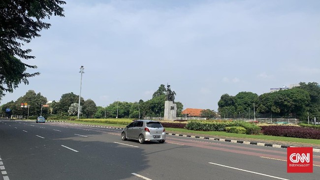 Sejumlah arus jalan di wilayah Jakarta Pusat terpantau lancar pada hari pertama Idul Fitri 1442 Hijriah yang jatuh pada Kamis (13/5).