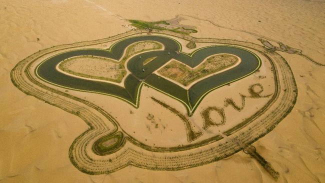 Dubai memiliki danau berbentuk hati yang dikenal sebagai Love Lake di tengah padang pasir.