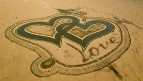 Love Lake, Danau Berbentuk Hati di Tengah Padang Pasir Dubai
