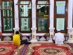 Nggak Mudik, Mereka Berziarah ke Makam Mbah Priok di Hari Lebaran