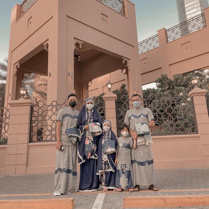 <p>Lebaran pertama tanpa Aurel Hermansyah, keluarga Anang Hermansyah tetap merayakan lebaran bersama-sama, nih. Mereka juga tetap menerapkan prokes dengan mengenakan masker saat salat ied, lho. (Foto: instagram: @ashanty_ash)</p>