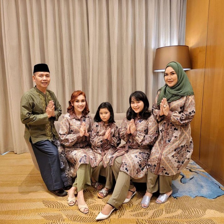 <p>Artis sekaligus penyanyi cantik Ayu Ting-Ting juga merayakan lebaran bersama keluarga nih, Bunda. Ayu dan keluarga pun mengenakan pakaian yang kembar, lho. Kompak banget, ya. (Foto: Instagram: @ayutingting92)</p>