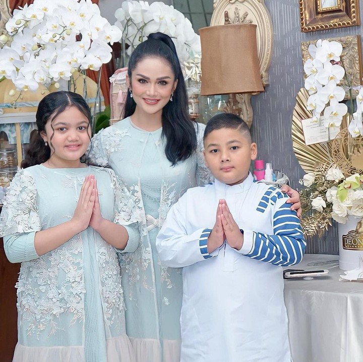 <p>Meski tanpa kehadiran sang suami, Raul Lemos, Krisdayanti tetap tersenyum merayakan lebaran dengan kedua anaknya, nih. Ketiganya kompak mengenakan pakaian dengan nuansa biru dan putih. (Foto: Instagram: @krisdayantilemos)</p>