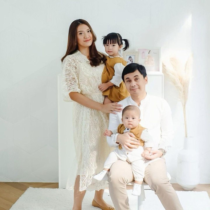 <p>Komedian sekaligus penulis Raditya Dika juga enggak mau kalah membagikan momen lebarannya bersama keluarga nih, Bunda. Radit, Annisa, dan kedua anaknya kompak mengenakan pakaian serba putih, lho. (Foto: Instagram: @anissaaziza)</p>