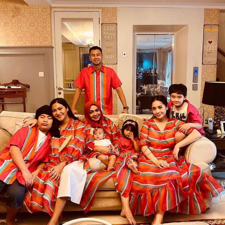 <p>Raffi Ahmad juga merayakan lebaran bersama keluarga nih, Bunda. Raffi juga merayakan lebaran bersama sang ibu mertua dan adik iparnya, Caca Tengker. (Foto: Instagram: @raffinagita1717)</p>