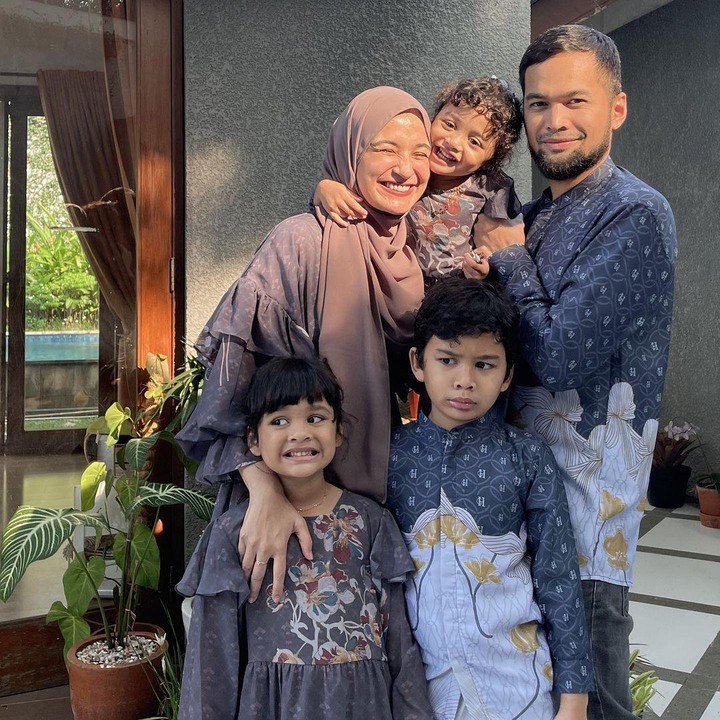<p>Shireen Sungkar, Tengku Wisnu, dan ketiga anaknya juga merayakan lebaran di rumah, Bunda. Shireen mengenakan pakaian kembar dengan anak-anak perempuannya, sementara Wisnu mengenakan koko kembar dengan sang anak laki-laki. (Foto: Instagram: @shireensungkar)</p>