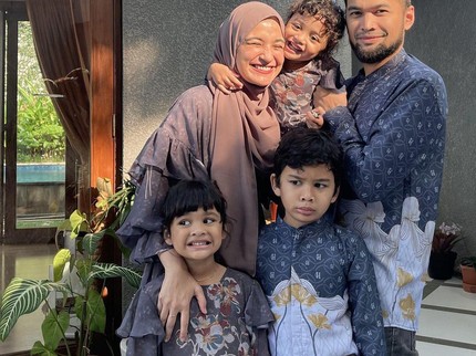 Teuku Wisnu Kagumi Kesabaran Shireen Sungkar Dampingi Anak Sekolah Online