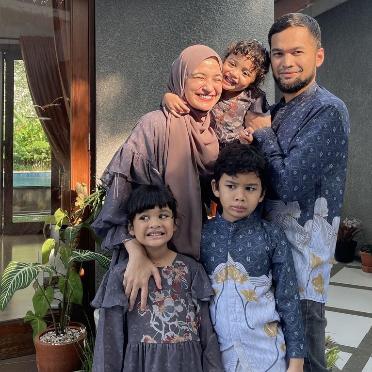 Momen Para Artis Merayakan Hari Raya Idul Fitri Momen Para Artis Merayakan Hari Raya Idul Fitri