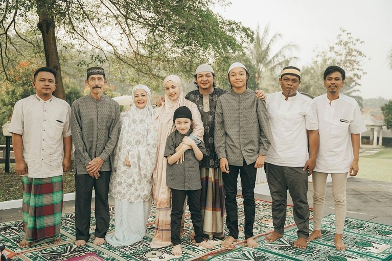 Momen Para Artis Merayakan Hari Raya Idul Fitri Momen Para Artis Merayakan Hari Raya Idul Fitri