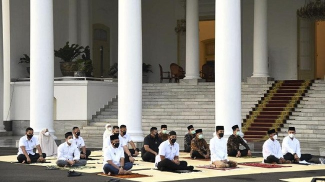 Presiden Joko Widodo dan Iriana salat ied di Istana Bogor, jemaah diberi jarak sebagai bagian protokol kesehatan.