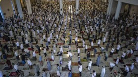 Edaran Kemenag: Tarawih Dianjurkan, Salat Id Boleh di Lapangan