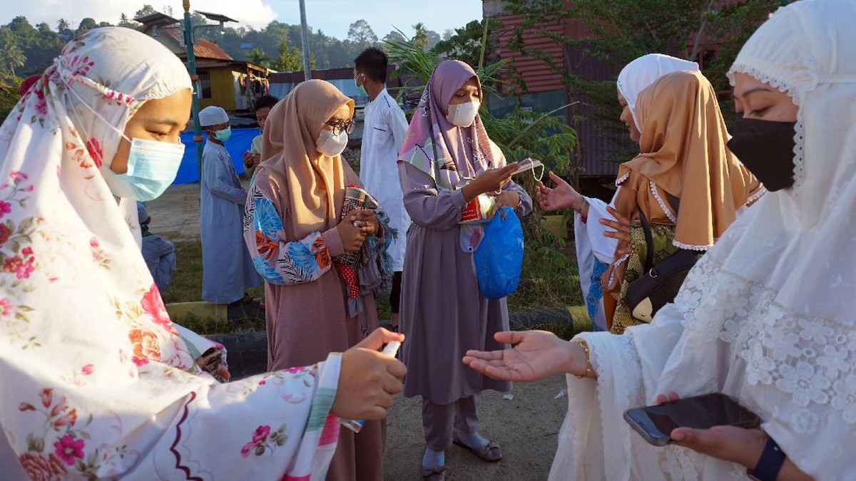 FOTO: Khusyuk Salat Ied 1442 H di Penjuru Nusantara