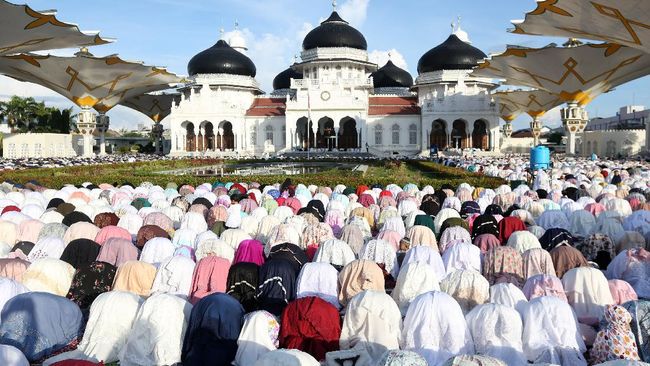 Takbir sholat yang dilakukan tujuh kali pada rakaat pertama dan lima kali pada rakaat kedua. Lantas, seperti apa bacaan takbir sholat Idul Fitri?
