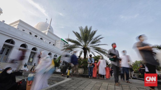 FOTO: Khusyuk Salat Ied 1442 H di Penjuru Nusantara