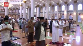 VIDEO: Prokes Ketat Saat Warga Depok Ibadah di Hari Raya