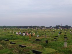 Cerita Peziarah Dilema Kunjungi Makam Orang Tua di TPU Tegal Alur