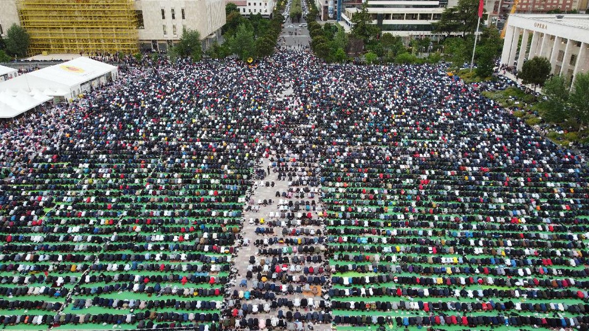 FOTO: Momen Hari Kemenangan Idulfitri 1442 H Muslim Sedunia