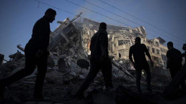 Sebuah menara berisi kantor berita AP dan Al Jazeera di Kota Gaza runtuh usai dihantam rudal Israel, Sabtu (15/5).