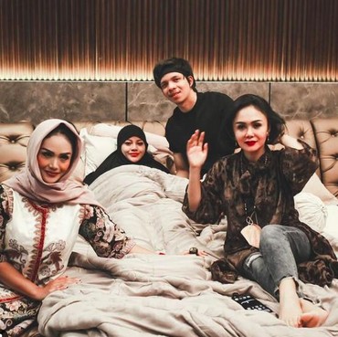 Krisdayanti Makin Perhatian Saat Aurel Hamil, Atta Halilintar Bahagia