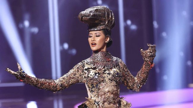 Wakil Indonesia Ayu Maulida Putri berhasil terpilih dan masuk ke dalam jajaran 21 besar babak semi finalis ajang Miss Universe 2020.