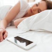 Hati-Hati! Ini Bahayanya Tidur Dekat dengan Handphone