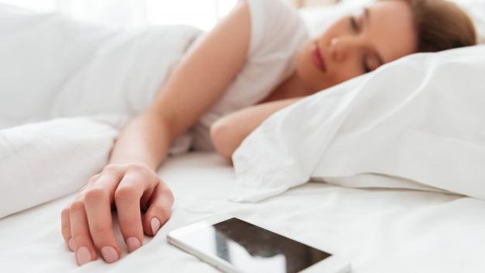 Hati-Hati! Ini Bahayanya Tidur Dekat dengan Handphone