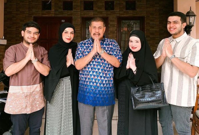 Biasa jahil, Fadil Jaidi tampak kalem begitu foto bersama keluarga di hari raya Lebaran / foto: instagram.com/fadiljaidi