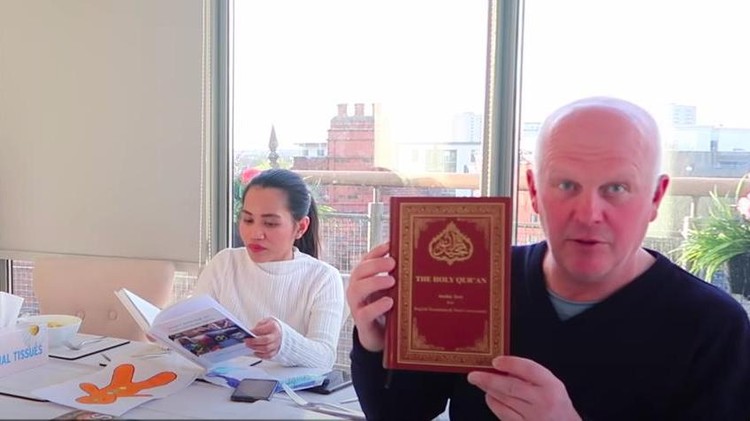 Bule Inggris Mualaf Nangis Dihadiahi Alquran