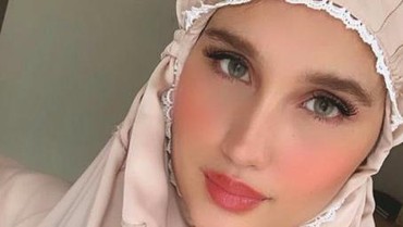 Tampil Pakai Mukena di Momen Lebaran, Cinta Laura Banjir Pujian