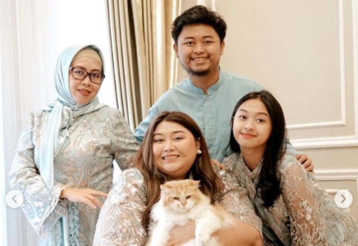Enggak mau kalah sama Fadil Jaidi sabahatnya, keluarga Clarissa Putri juga tampil super ceria di hari raya Lebaran/ foto: instagram.com/clarissaputri_