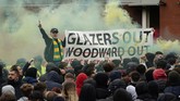 FOTO: Invasi Gagal Suporter Jelang Man Utd vs Liverpool Ratusan suporter Manchester United melakukan demonstrasi di luar Stadion Old Trafford jelang laga melawan Liverpool di Liga Inggris.