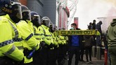 FOTO: Invasi Gagal Suporter Jelang Man Utd vs Liverpool Ratusan suporter Manchester United melakukan demonstrasi di luar Stadion Old Trafford jelang laga melawan Liverpool di Liga Inggris.
