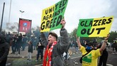 FOTO: Invasi Gagal Suporter Jelang Man Utd vs Liverpool Ratusan suporter Manchester United melakukan demonstrasi di luar Stadion Old Trafford jelang laga melawan Liverpool di Liga Inggris.