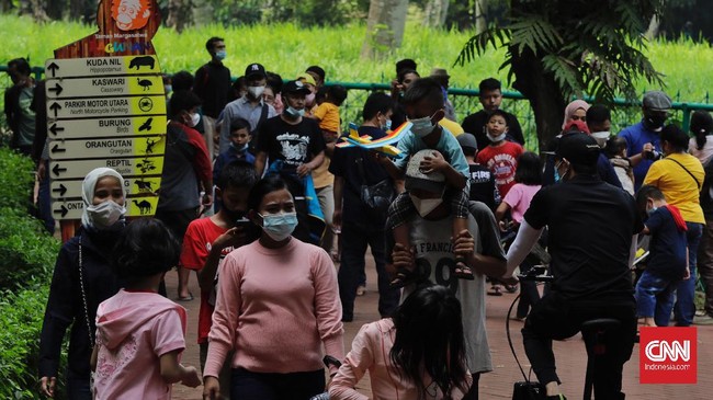 Lebih dari 17 ribu orang telah mengunjungi Taman Margasatwa Ragunan, Jakarta, pada Sabtu (25/12) per pukul 13.00 WIB.