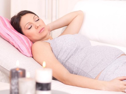 Posisi Ibu Hamil Tidur Miring ke Kanan, Boleh atau Enggak Sih?