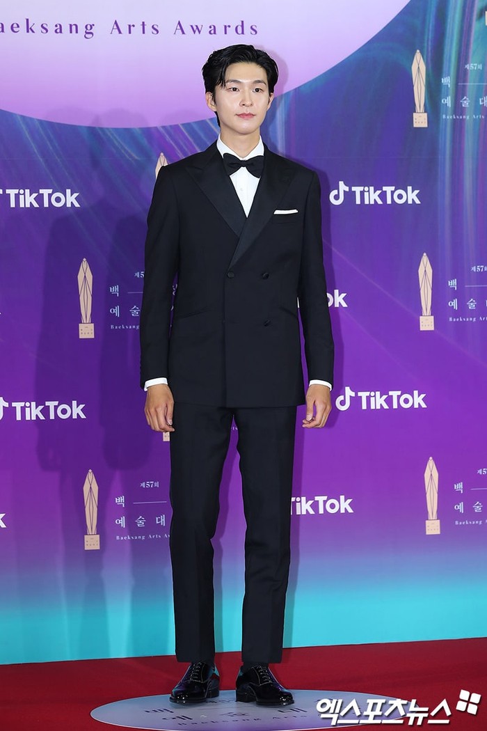 Hong Kyung, aktor pendatang baru yang langsung menyabet pengahrgaan aktor baru terbaik dalam kategori film ini masih terlihat gugup ketika berdiri di Red Carpet, namun ini tidak menyembunyikan ketampanannya (foto: soompi.com)