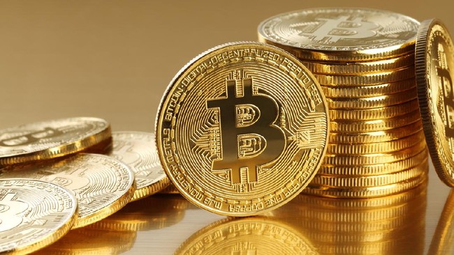 Pengamat mata uang digital menilai saat terlalu terlambat untuk membeli bitcoin lantaran harganya kadung tinggi, lebih tepat untuk keuntungan taking.