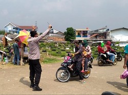 Aksi Kapolsek Kalideres Bubarkan Peziarah di TPU Tegal Alur