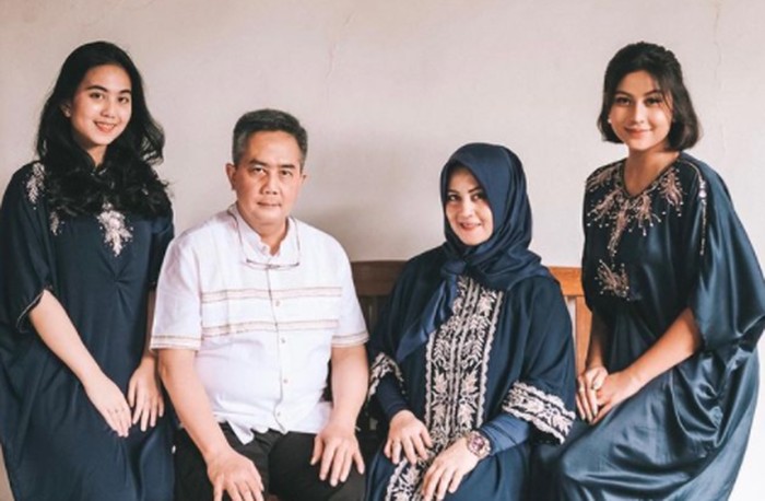 Keluarga Awkarin memang pantas dapat predikat sebagai keluarga good looking! Hayo, siapa yang enggak terpesona sama potret keluarga yang satu ini? / foto: instagram.com/awkarin
