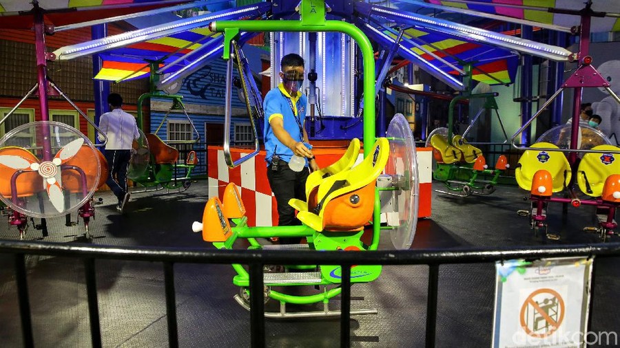 Setelah setahun tutup, Trans Studio Cibubur kembali dibuka pada hari ini. Pengunjung pun antusias menjajal beragam wahana permainan indoor di sana.