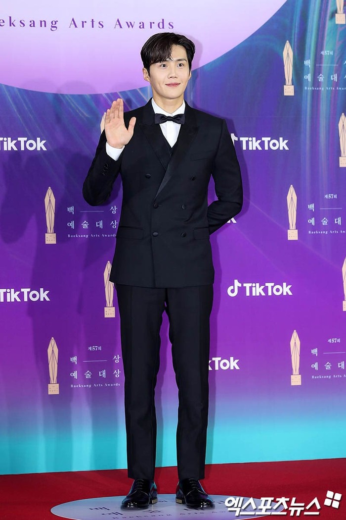 Kim Seon Ho sepertinya sedang naik daun akhir-akhir ini, pasalnya ia berhasil memenangkan penghargaan khusus yakni TikTok Popularity Award (foto: soompi.com)