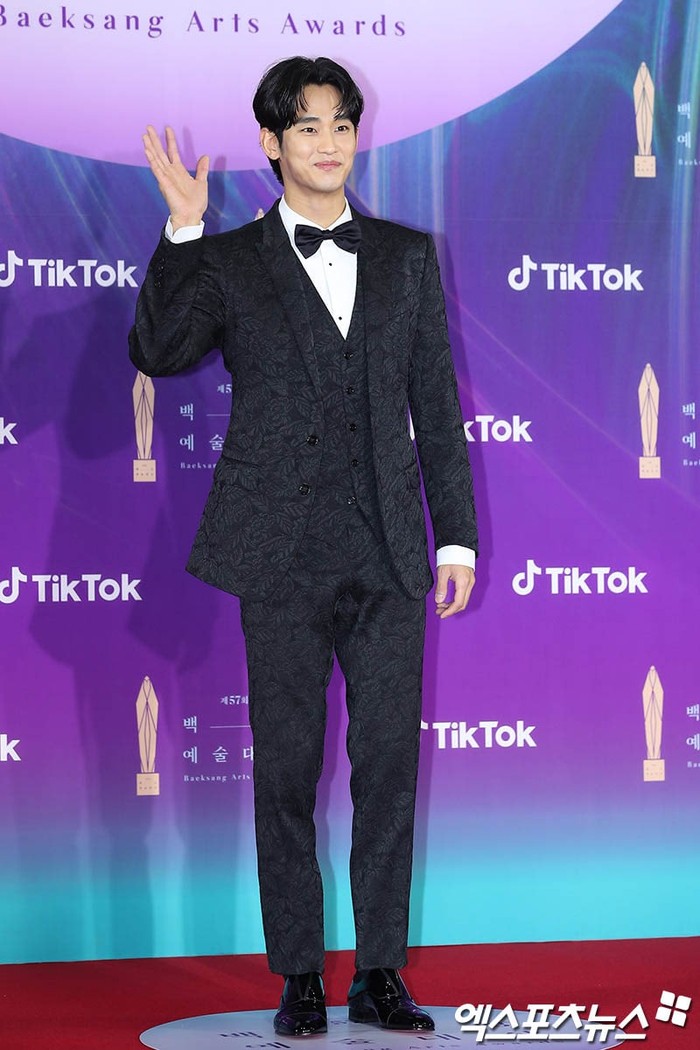 Kim Soo Hyun nampak hadir dengan senyum sumringah dibalut setaln jas formal dan tuxedo serta tuxedo didalamnya (foto: soompi.com)