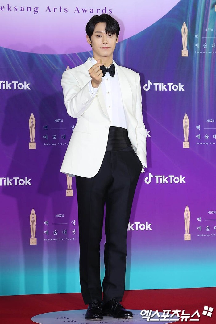 Lee Do Hyun terlihat menggunakan atasan jas putih seperti Song Joong Ki, dalam penghargaan kali ini ia menerima penghargaan sebagai aktor pendatang baru terbaik (foto: soompi.com)