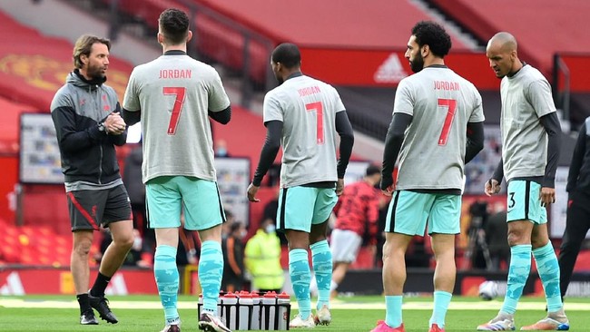 Liverpool menggunakan kaus 'Jordan 7' sebelum mengalahkan Man Utd. Kaus itu untuk menghormati Jordan Banks, bocah 9 tahun yang meninggal tersambar petir.