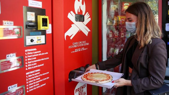 Keberadaan vending machine pizza di Roma, Italia, mendapat kritik dari warga yang merasa kalau kuliner tersebut harus dibuat secara tradisional.