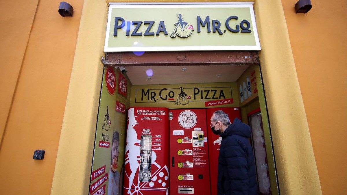 FOTO: Vending Machine Pizza yang Dikritik Warga Roma