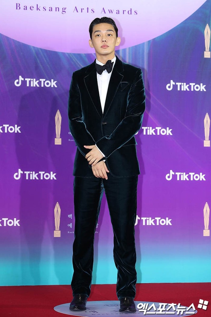 Pemenang aktor pemeran utama terbaik, Yoo Ah In tampak berbeda dengan para aktor yang lain, ia hadir menggunakan jas berbahan suede dimana itu membuatnya tampak elegan (foto: soompi.com)