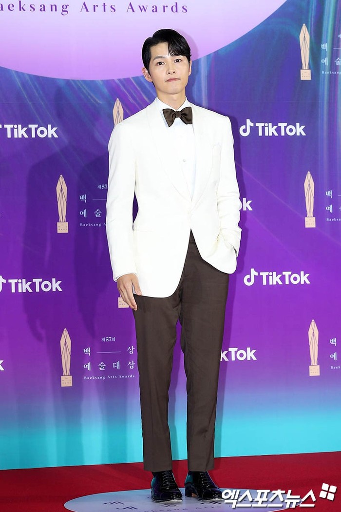 Pemerean Vincenzo Cassano, Song Joong Ki tampak tampan dengan setelan jas putih dengan celana hitam serta dasi kupu-kupu sebagai pelengkap (foto: soompi.com)