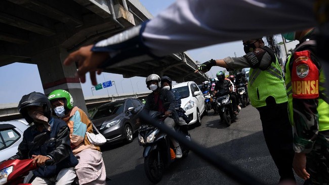 Sejumlah pemudik yang mengendarai motor mulai meramaiman Jalan Raya Kalimalang, Senin (25/4) malam. Mereka memilih mudik lebih awal untuk menghindari kemacetan.