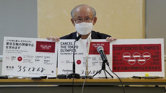 Petisi Tolak Olimpiade Diserahkan ke Gubernur Tokyo Petisi agar Olimpiade Tokyo 2020 dibatalkan secara resmi diberikan kepada pemerintah kota Tokyo.